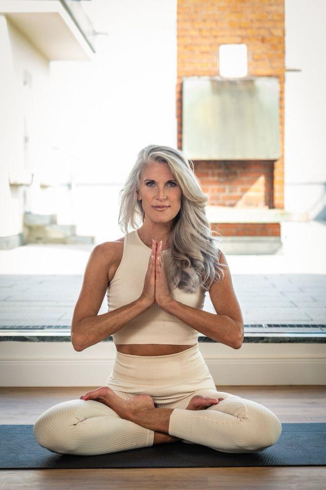 Mulher madura fazendo yoga